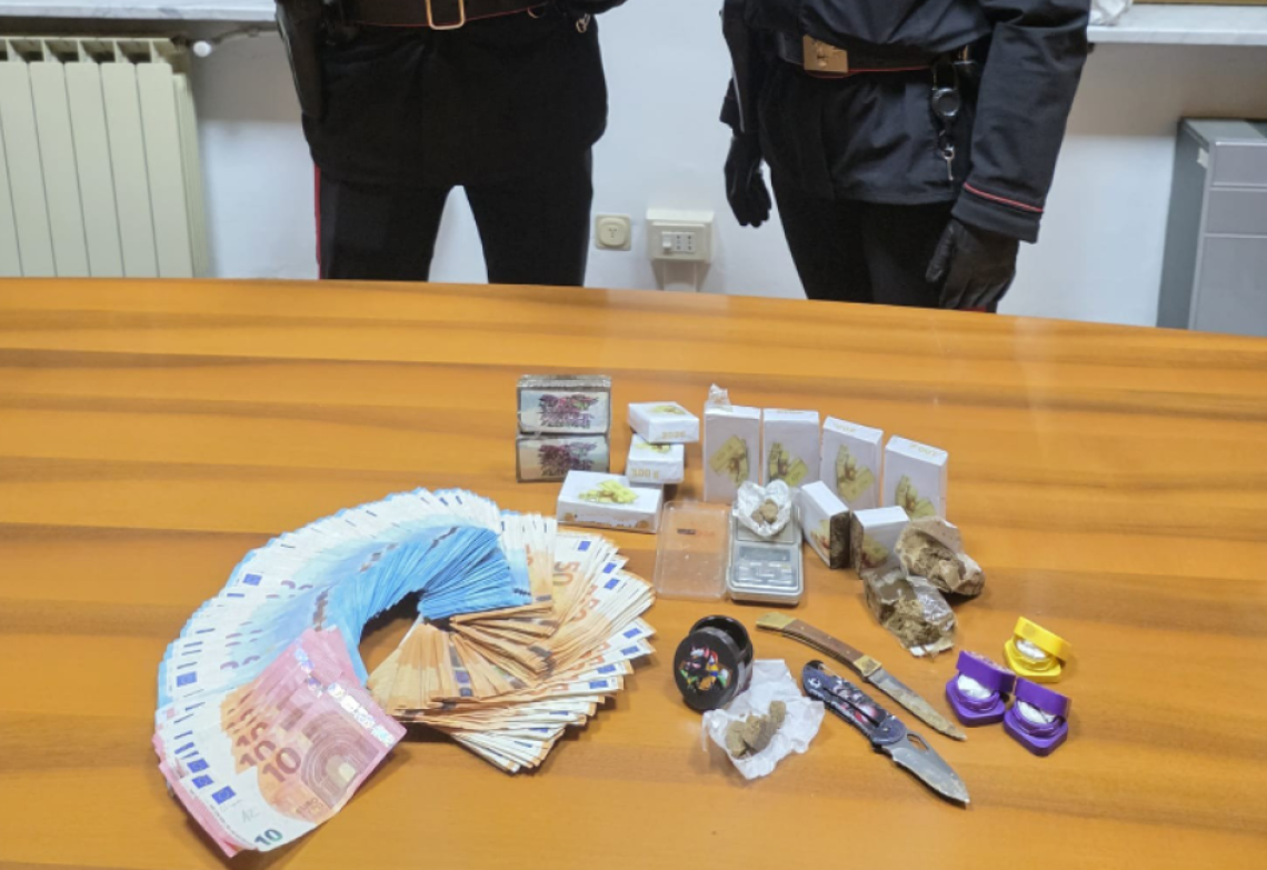 Latina, arrestato 24enne per spaccio: sequestrato un chilogrammo di hashish e oltre 6 mila euro