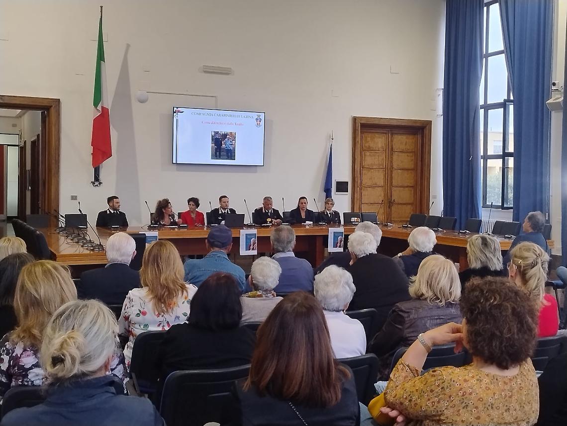 Truffe agli anziani, aula piena a Sabaudia: &ldquo;Chiamate subito il 112&rdquo;