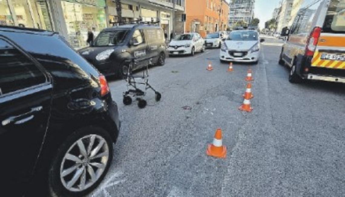 Prognosi riservata per l'anziana investita, indagato il giovane che l'ha travolta con l'auto