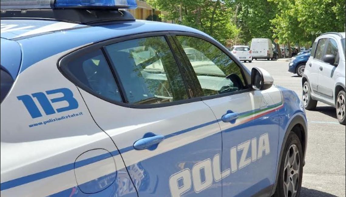 Ruba una borsa vuota nell'autolavaggio, inseguito e bloccato dai dipendenti