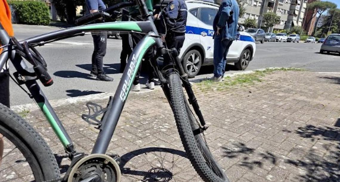 Investe un adolescente e non si ferma, poi ripassa: anziano fermato da un testimone