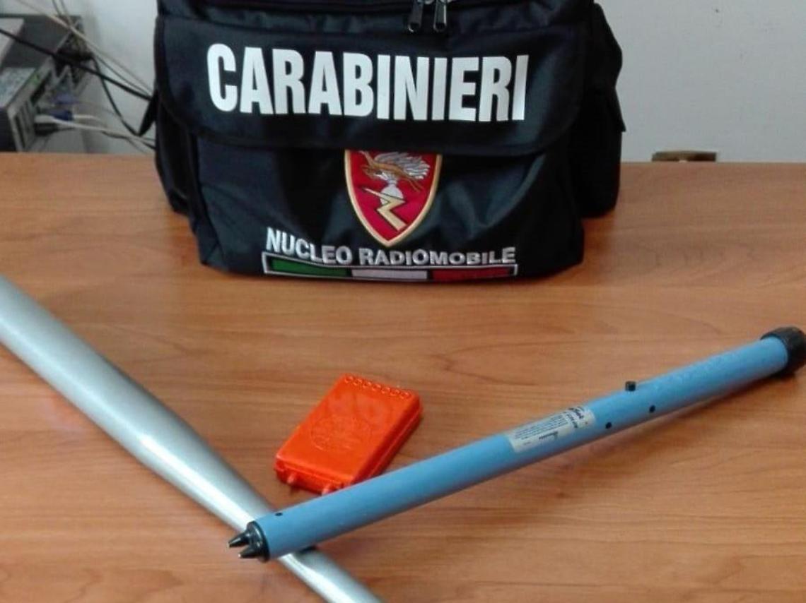 In auto con una mazza da baseball e due teaser, denunciato