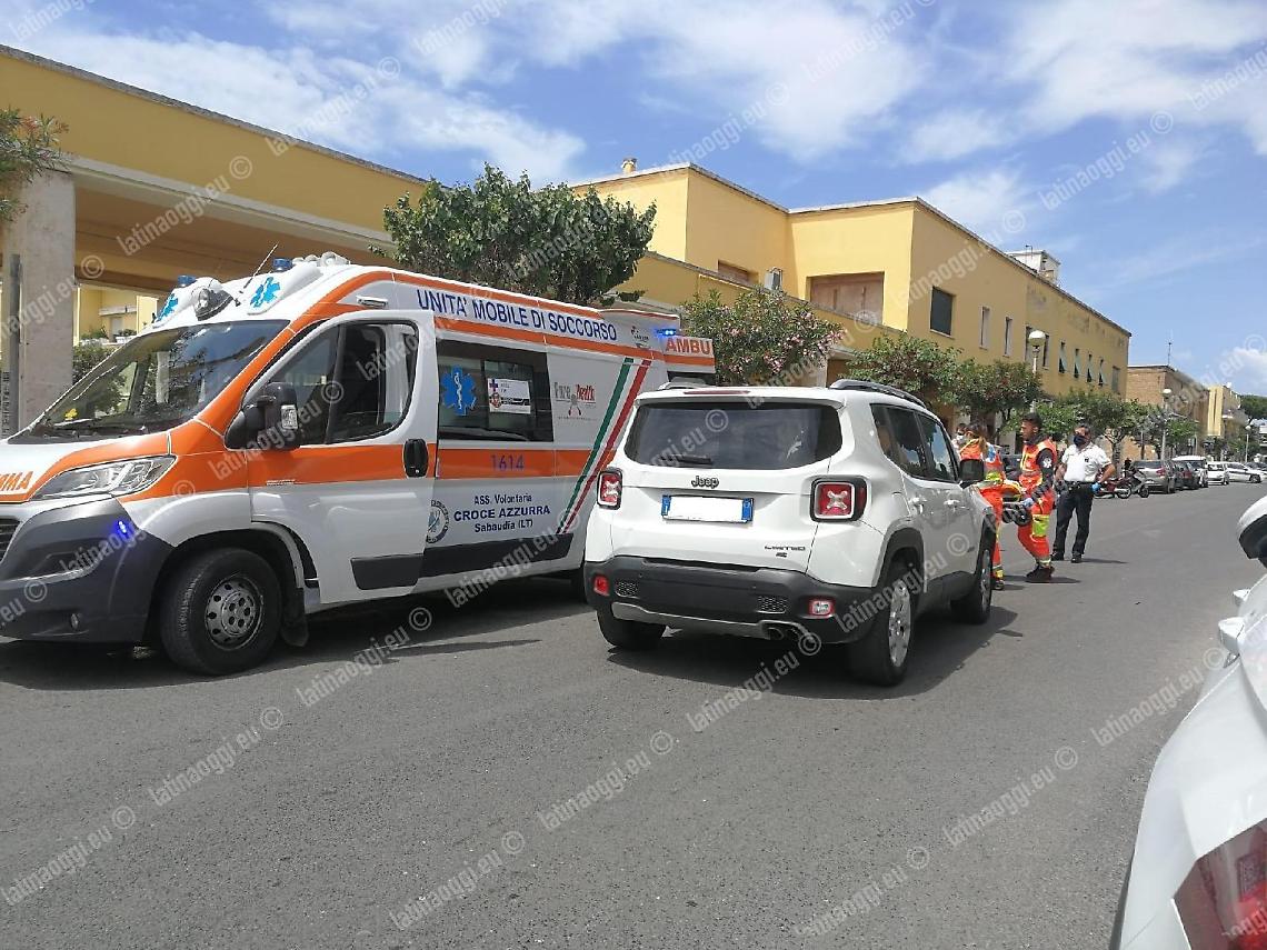 Incidente nel centro storico, anziano investito da un'auto