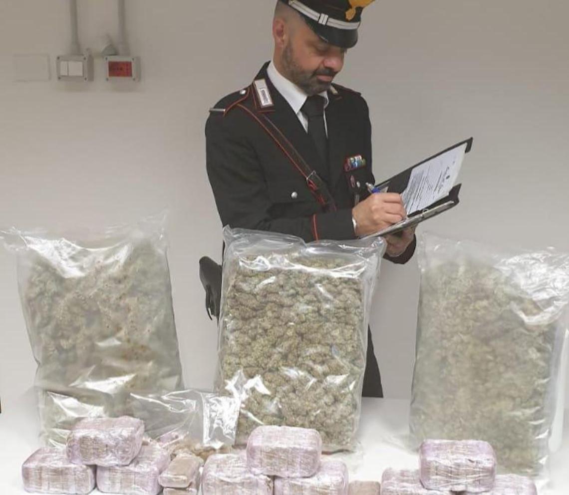Con 8 kg di droga in auto, arrestato dopo l'inseguimento