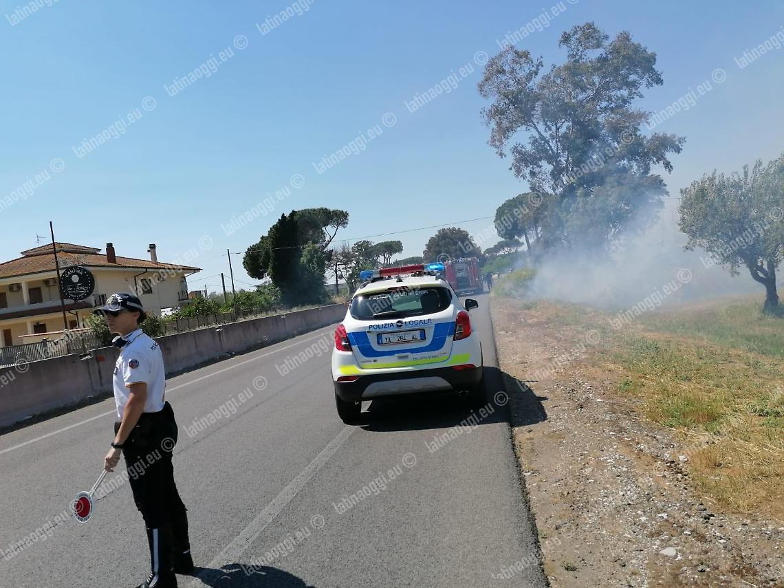 Incendio sulla Pontina, fumo invade le carreggiate e rallenta il traffico