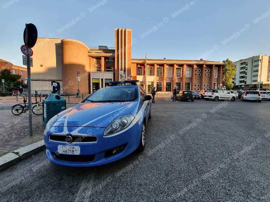 Giovane pestato in mezzo alla strada