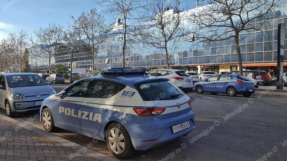 Minaccia con le forbici i poliziotti, poi tenta la fuga: arrestato senegalese
