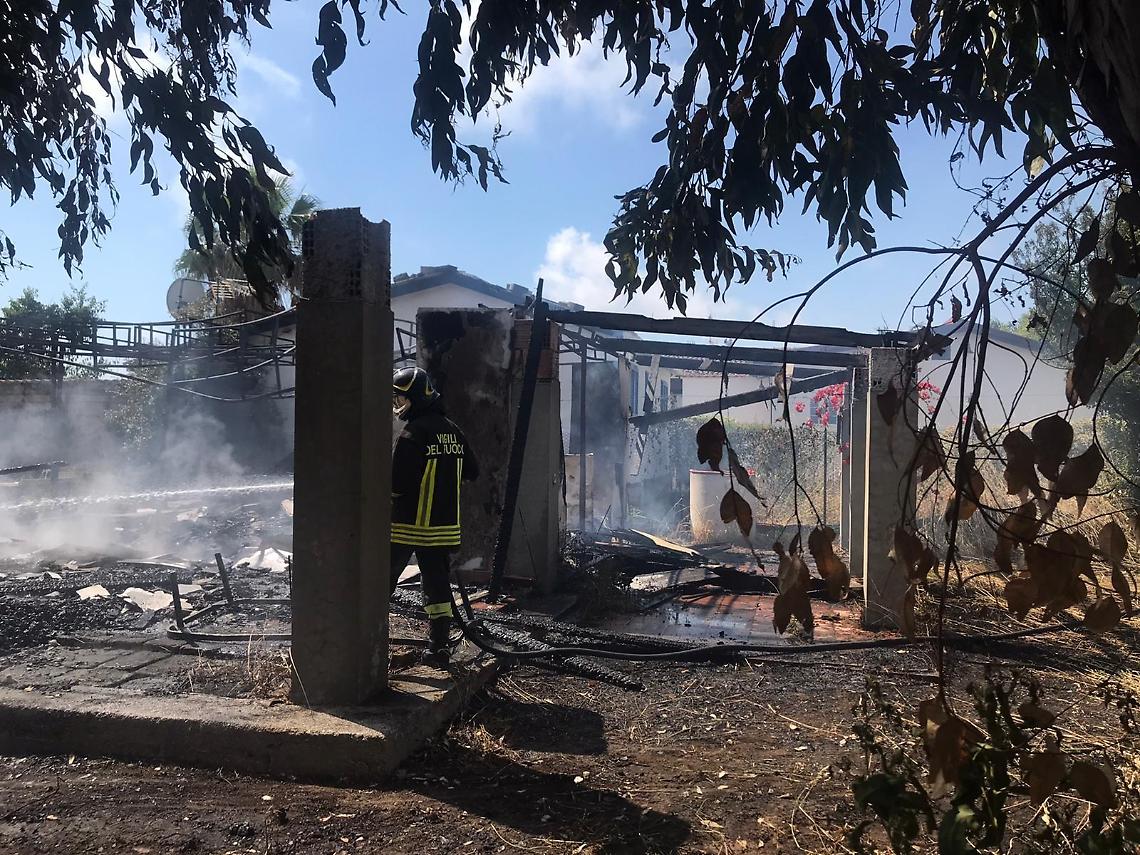 Incendio di sterpaglie, coinvolto anche un casolare abbandonato