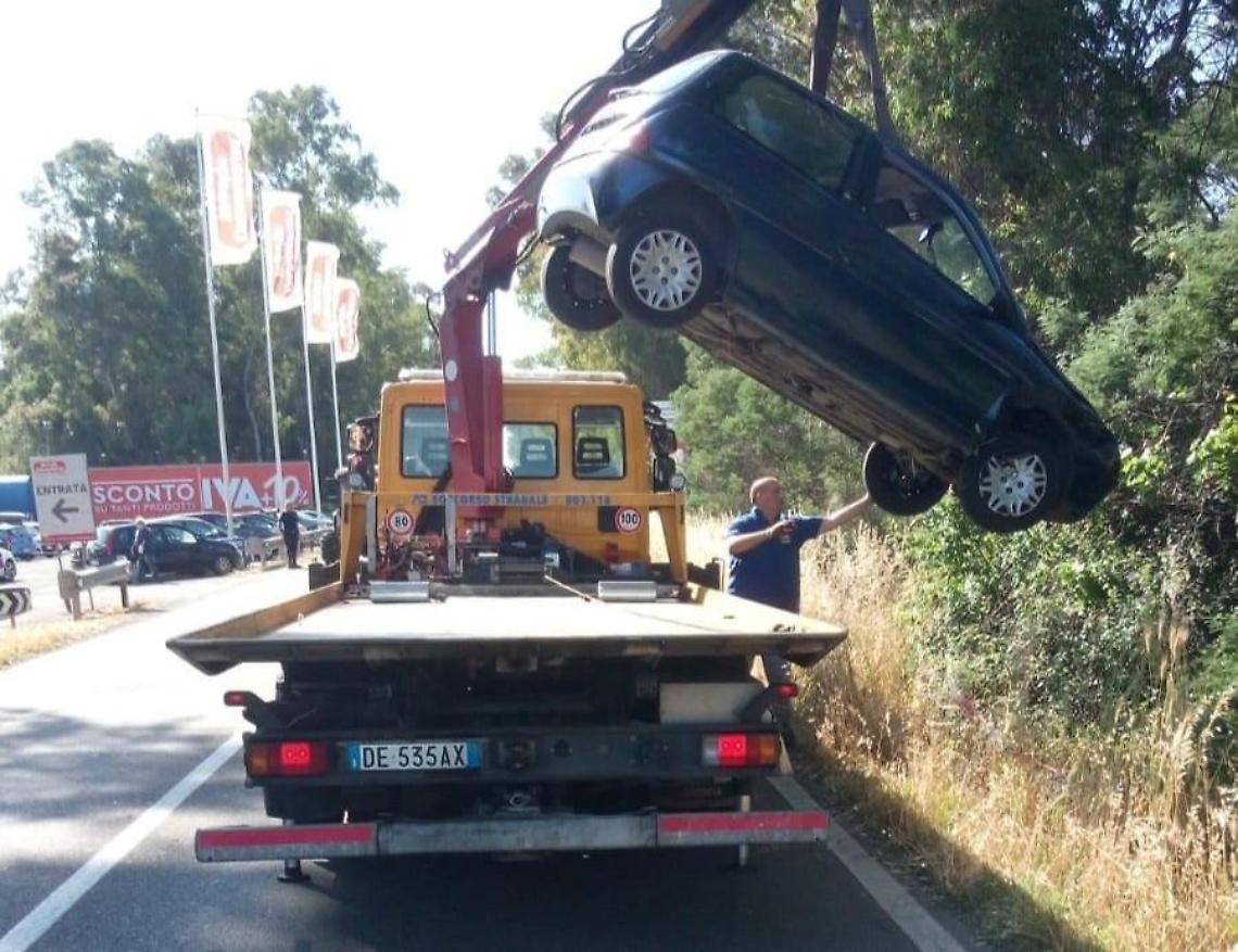 Esce di strada con l'auto, grave un uomo di 78 anni