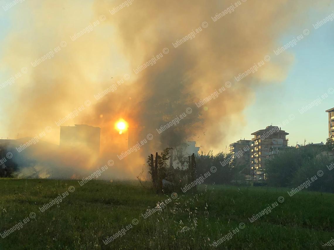 Incendio in zona Piccarello, fuoco lambisce un capannone