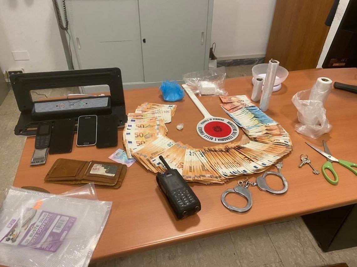Trovato con 100 grammi di cocaina e 12mila euro in contanti: arrestato pusher