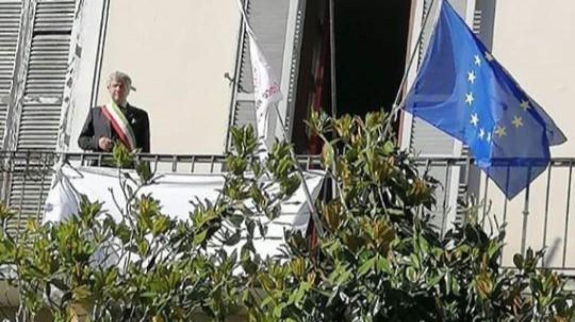 Giornata della Legalit&agrave;: lenzuolo bianco e minuto di silenzio in Comune