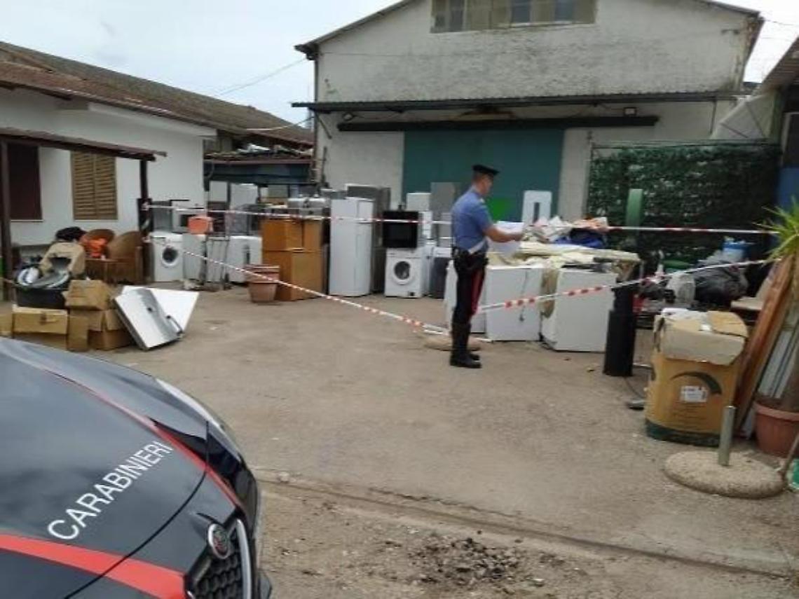 Rubavano i rifiuti ingombranti: arrestati due dipendenti di Abc