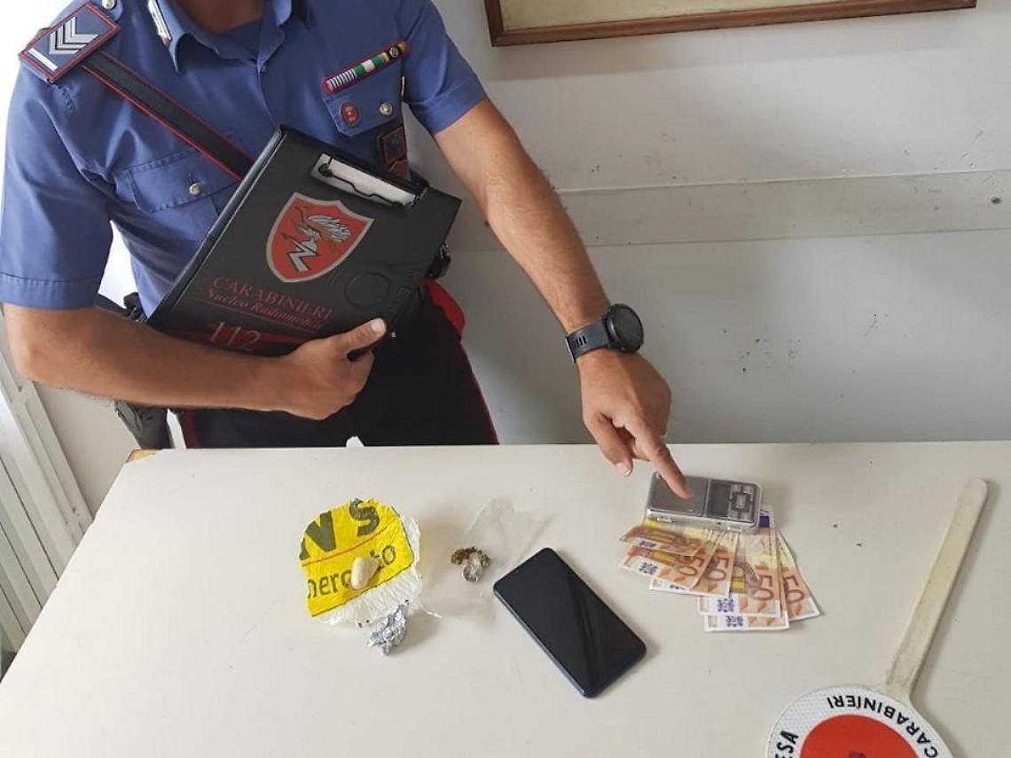 Spaccio di eroina e introduzione di monete false: arrestato e denunciato un uomo