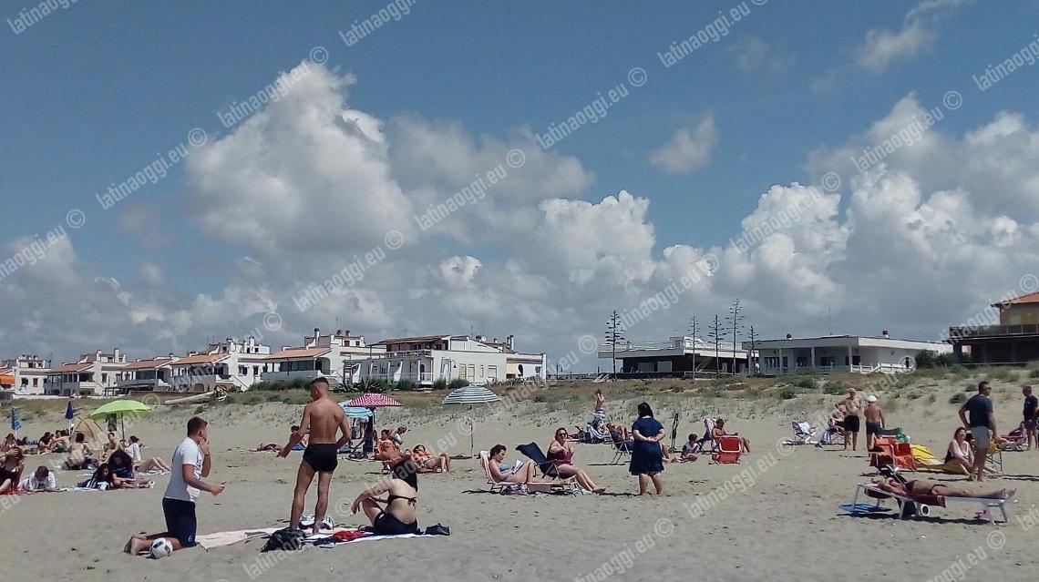 Spiagge e stabilimenti pieni, centinaia di persone sul litorale