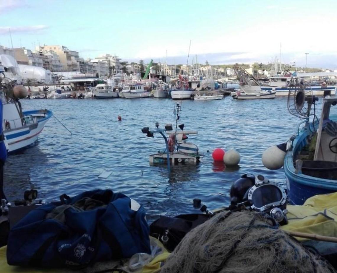 Peschereccio si ribalta al Porto d'Anzio: due pescatori coinvolti