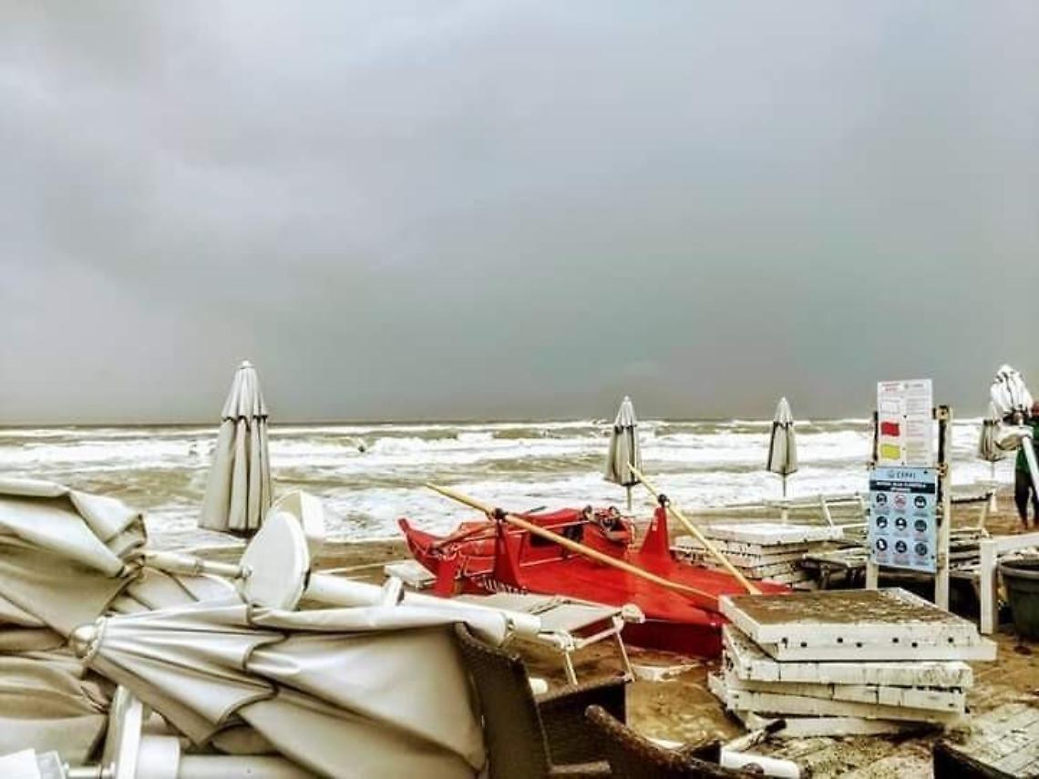 Violenta mareggiata inghiotte la spiaggia: disagi per gli stabilimenti