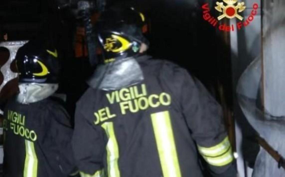 Incendio su un terrazzo, paura in una palazzina