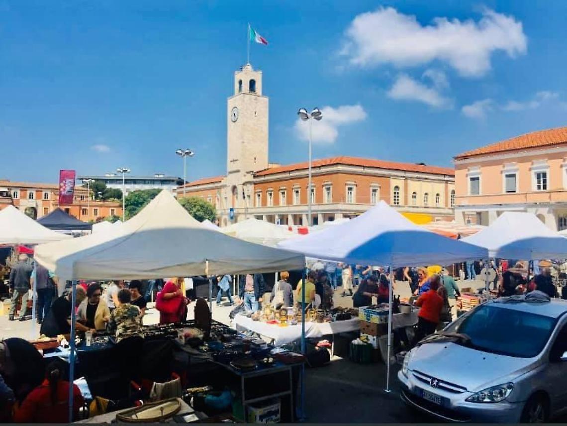Si torna in piazza del Popolo per il Mercatino della Memoria