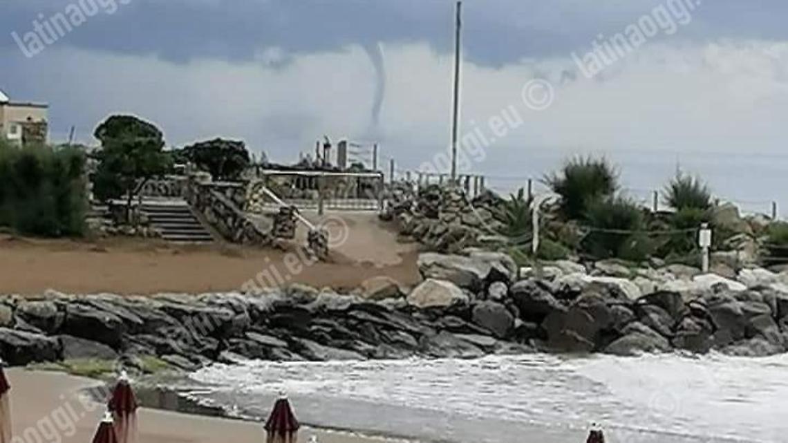 Maltempo in tutta la provincia, tromba marina al largo a Terracina