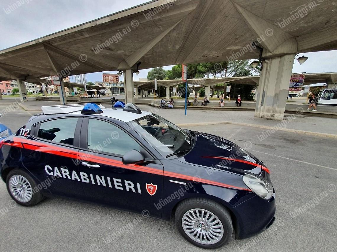 Giovane aggredito alle autolinee. Quattro sconosciuti cercano di rapinarlo