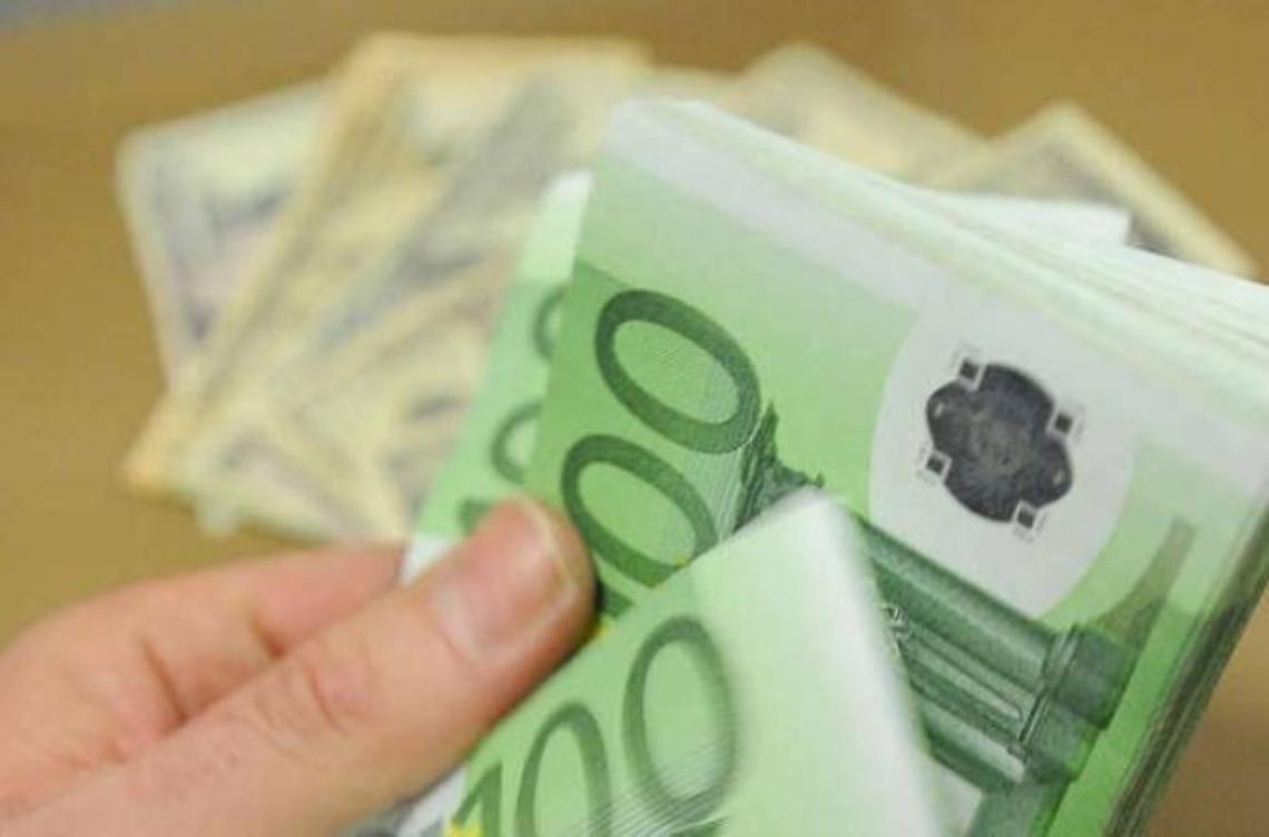 Compra mascherine con soldi falsi