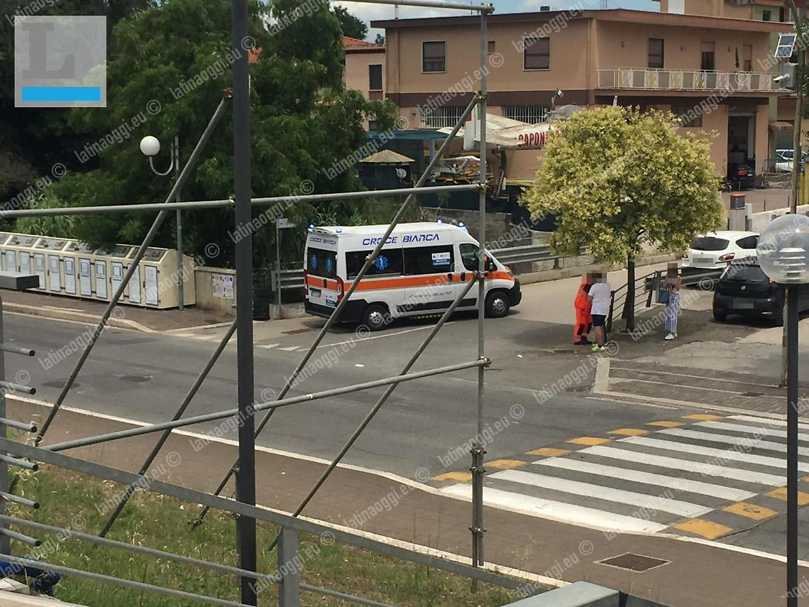 Incidente in centro tra un'auto e una bicicletta, ferito un ciclista
