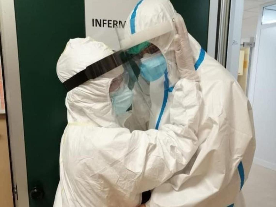 Chiusura del reparto Covid, l'abbraccio tra infermieri diventa foto simbolo