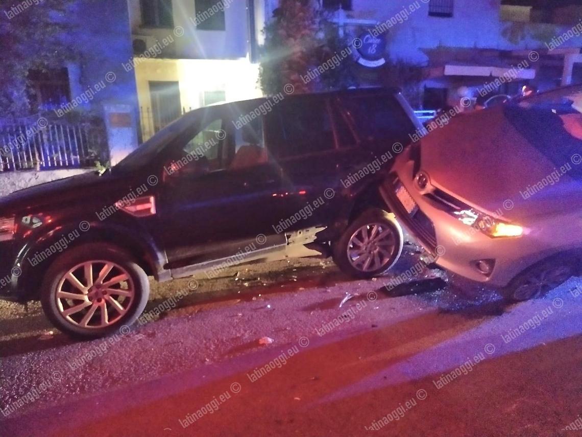 Incidente in centro, ubriaco alla guida si schianta contro auto in sosta