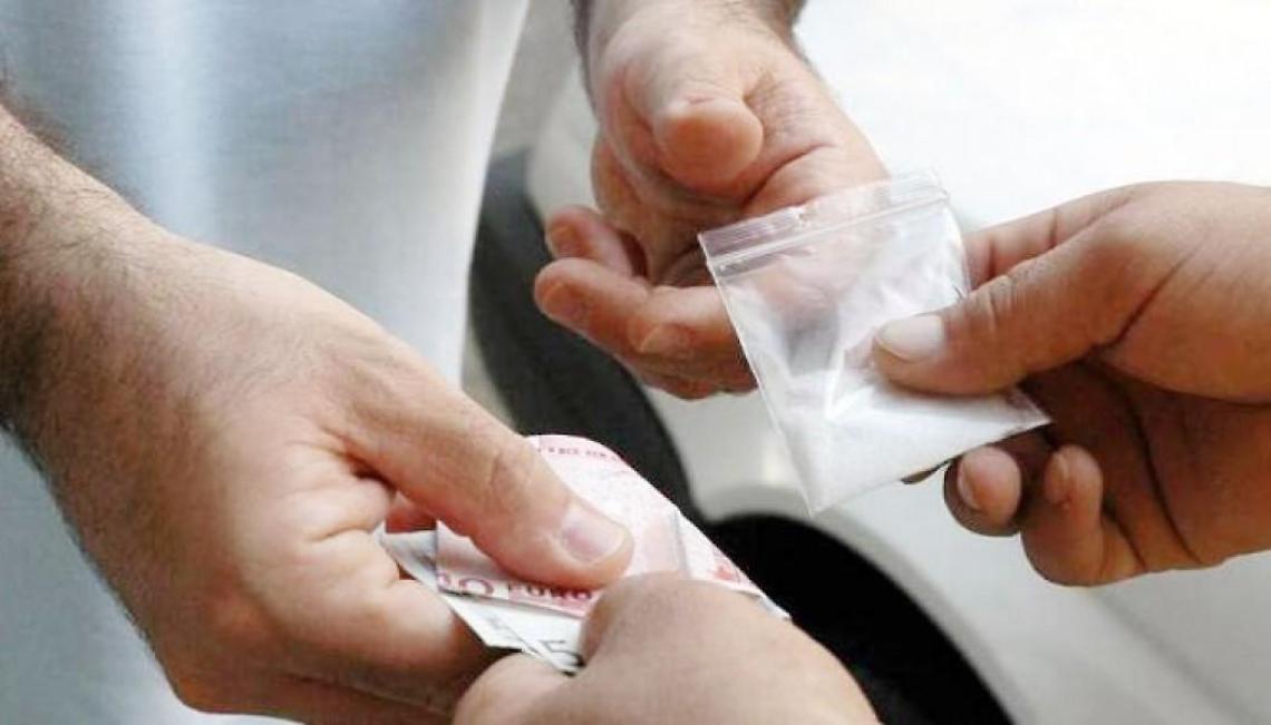 Girava in centro con 13 dosi di cocaina nascoste nell'auto: arrestato