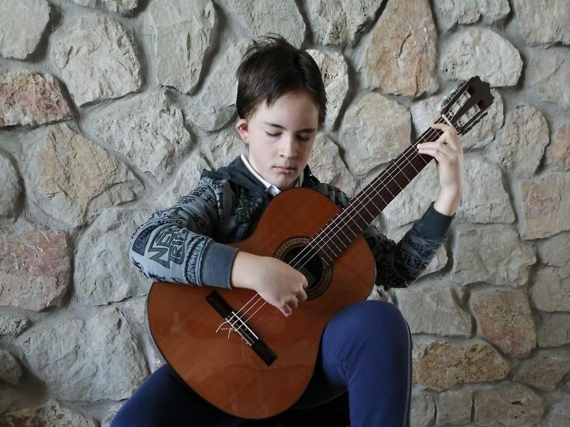 Gabriele Fabbri e la sua chitarra vincono il concorso "San Vigilio in... Canto"