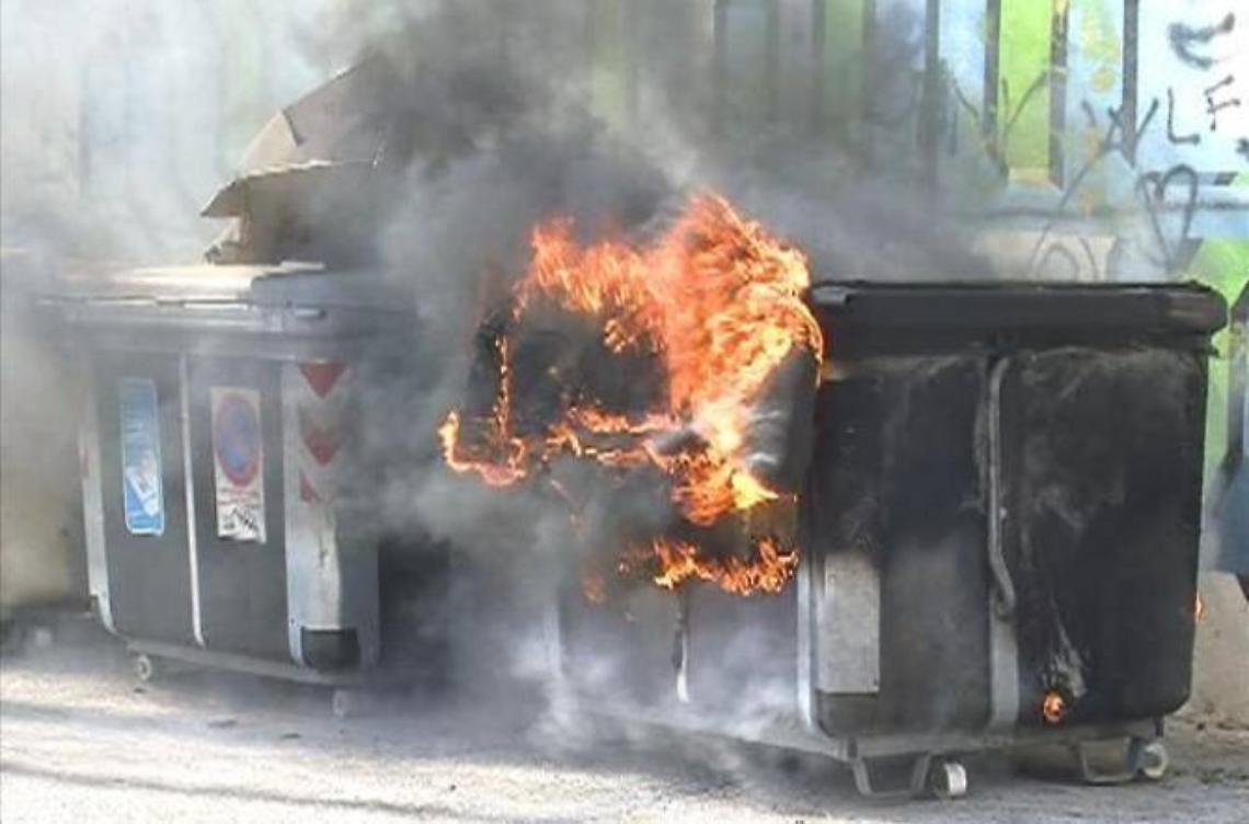 Cassonetti incendiati a Roma, scatta la denuncia: nei guai un uomo di Anzio