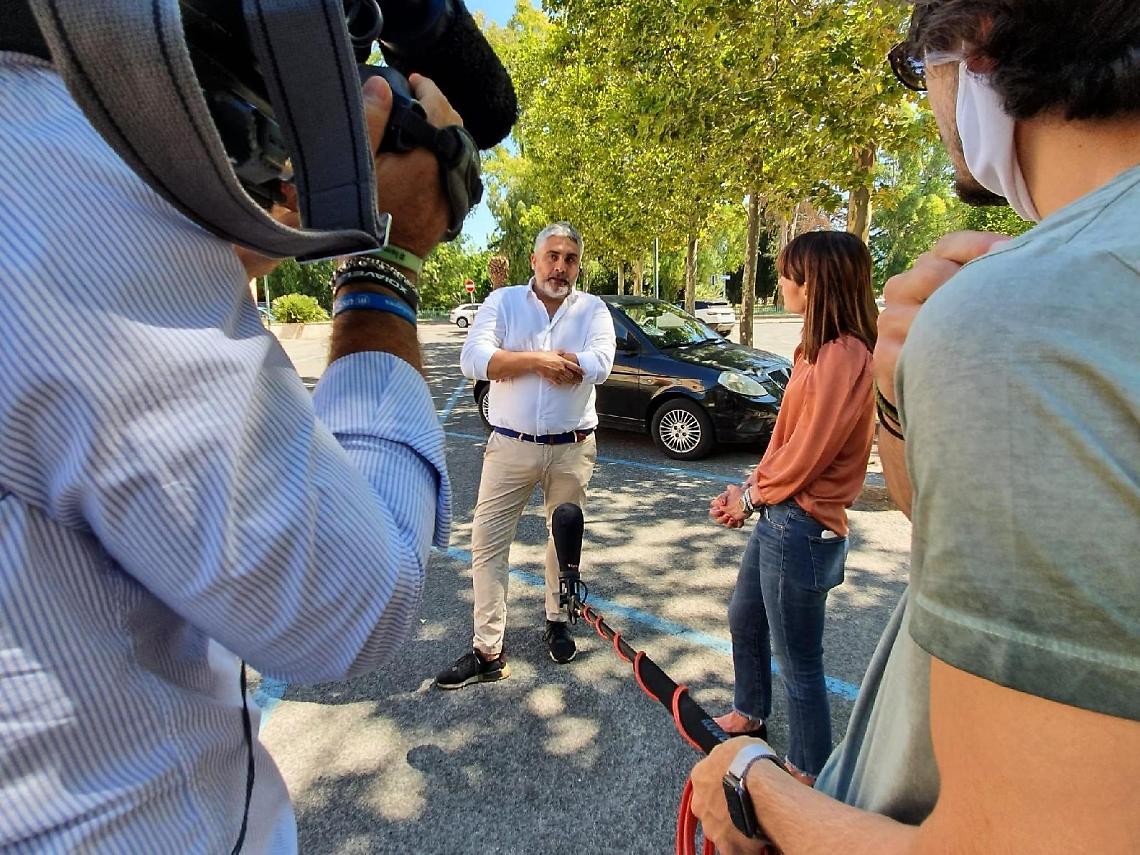 Era finito a vivere in auto. Dopo avergli trovato casa il ristoratore lo assume