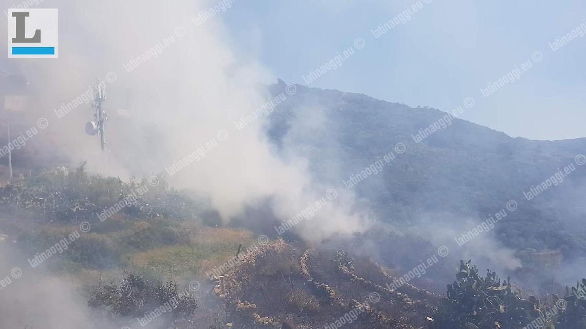 Vasto incendio a Ponza: le fiamme minacciano le abitazioni