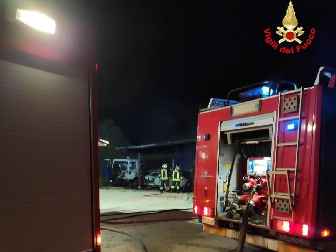 Incendio nella notte, due mezzi distrutti e una persona in ospedale