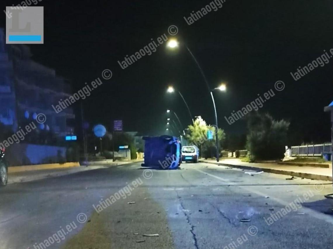Urtano due mezzi in sosta e si ribaltano con l'auto, due feriti sul lungomare