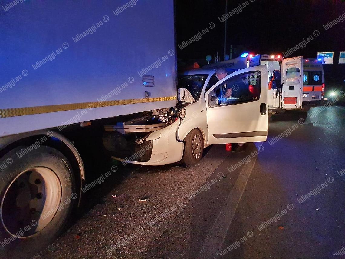 Si schianta contro un camion in sosta, gli accertamenti dopo l'incidente