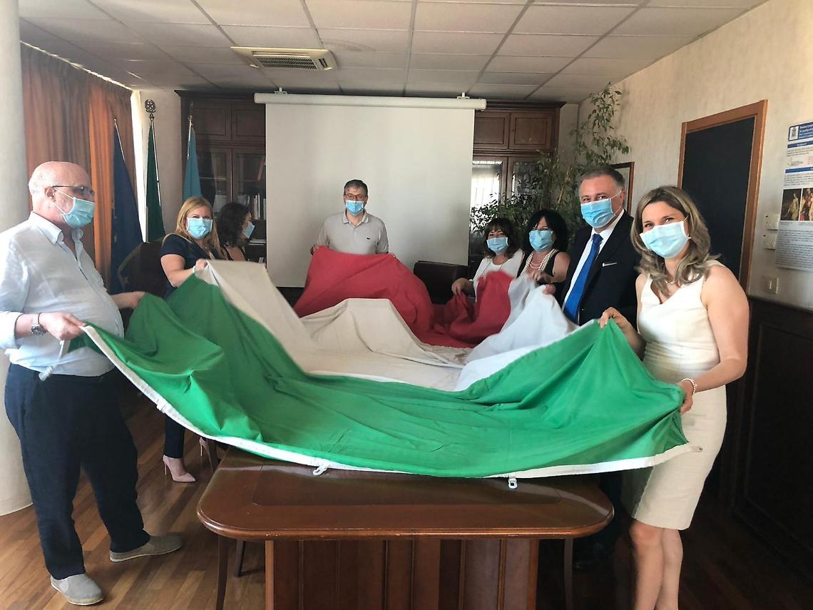 Coronavirus, il tricolore dei carabinieri in dono alla Asl di Latina