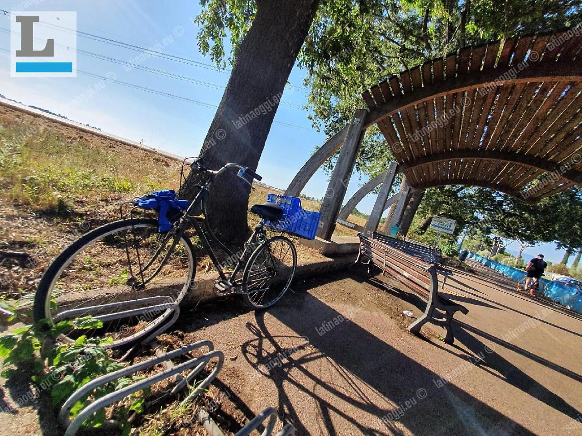 Attimi di follia sulla pista ciclabile, uomo aggredisce due ragazzine di 14 anni