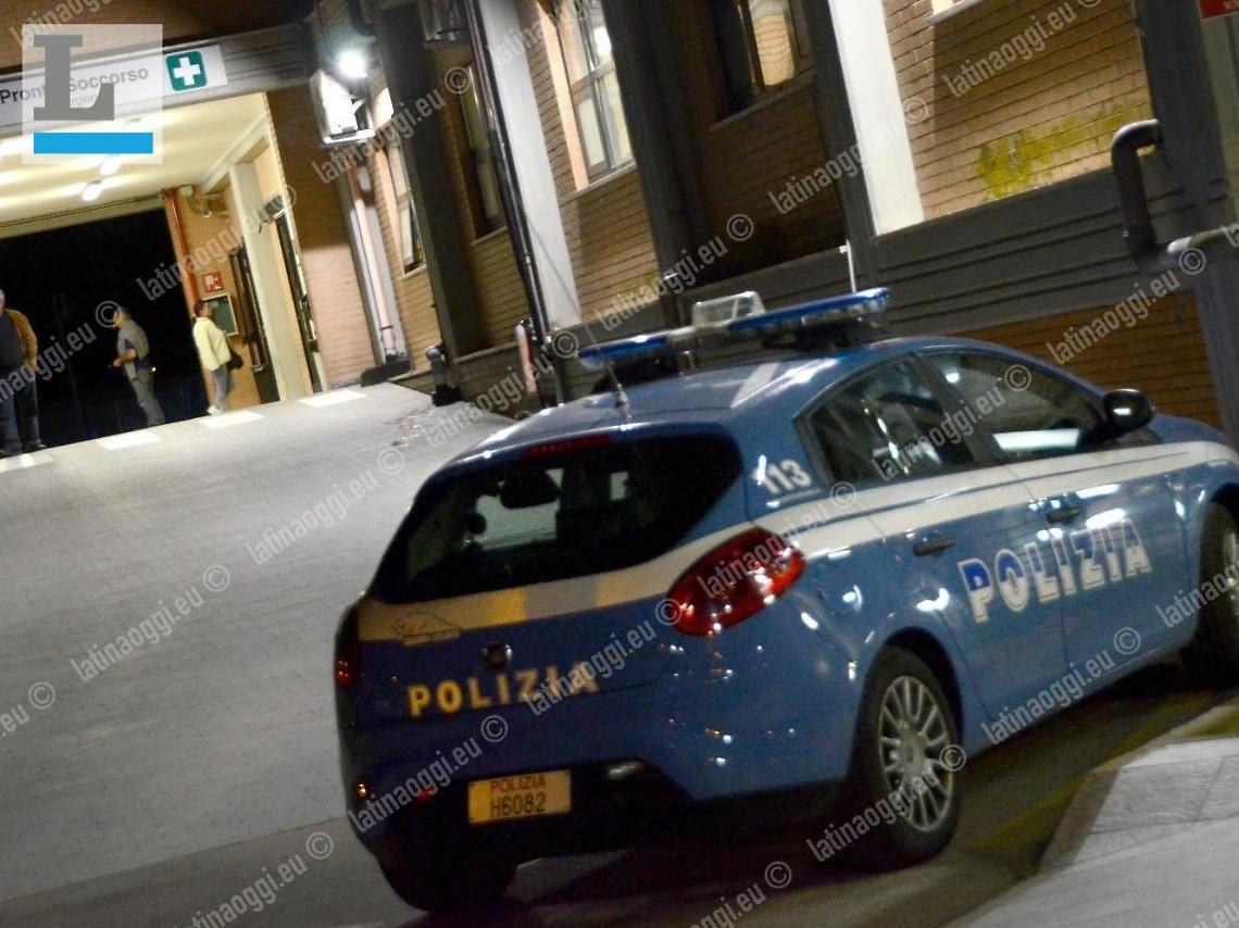 Litigano fuori dal pronto soccorso, uno dei due aggredisce i poliziotti
