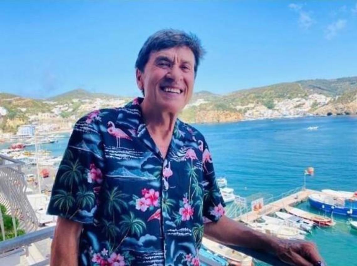 Gianni Morandi in vacanza alla scoperta dell'isola di Ponza