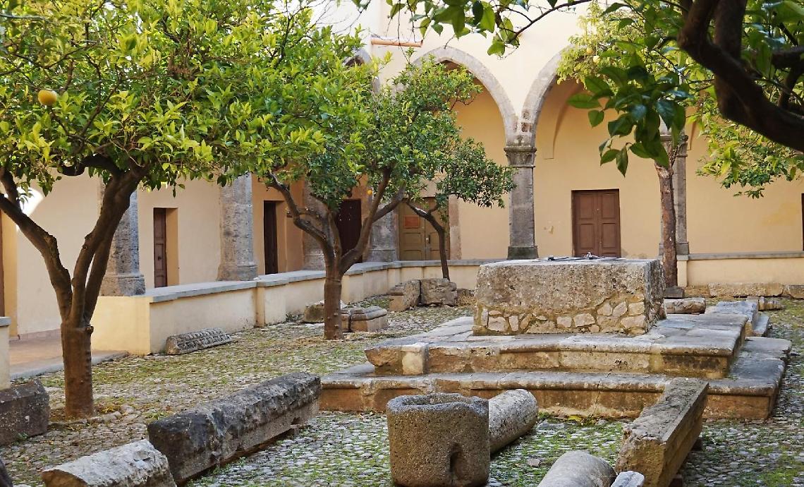 Chiostro di San Francesco d'Assisi fondi