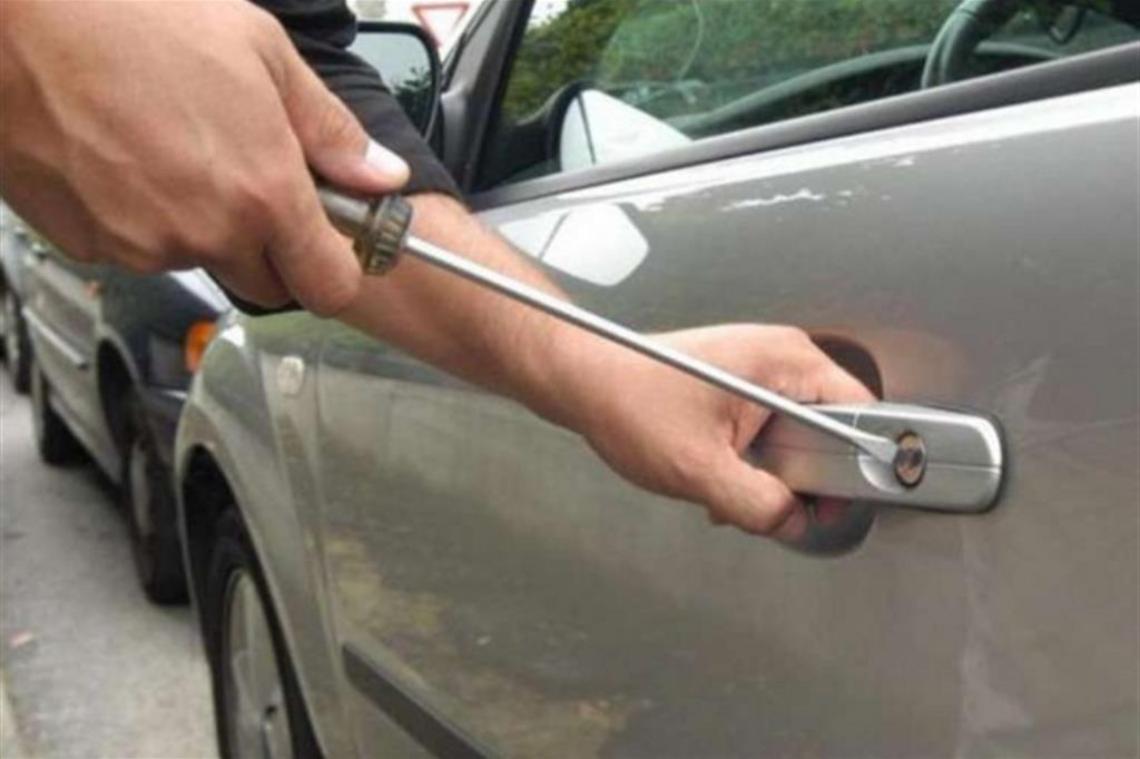 Auto razziate nel concessionario, ladri in azione