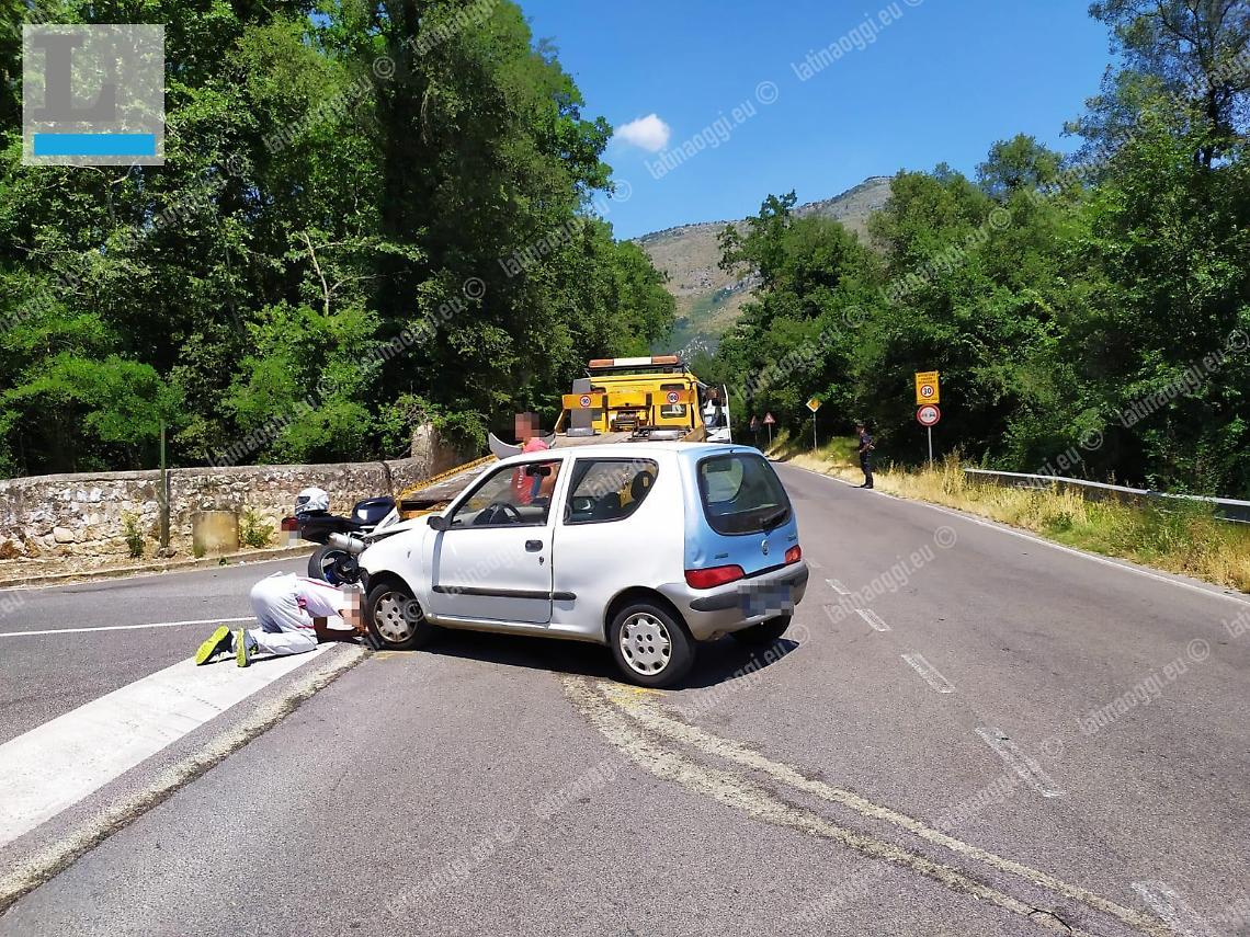 Incidente all'incrocio fra auto e moto: grave un centauro. Arriva l'eliambulanza