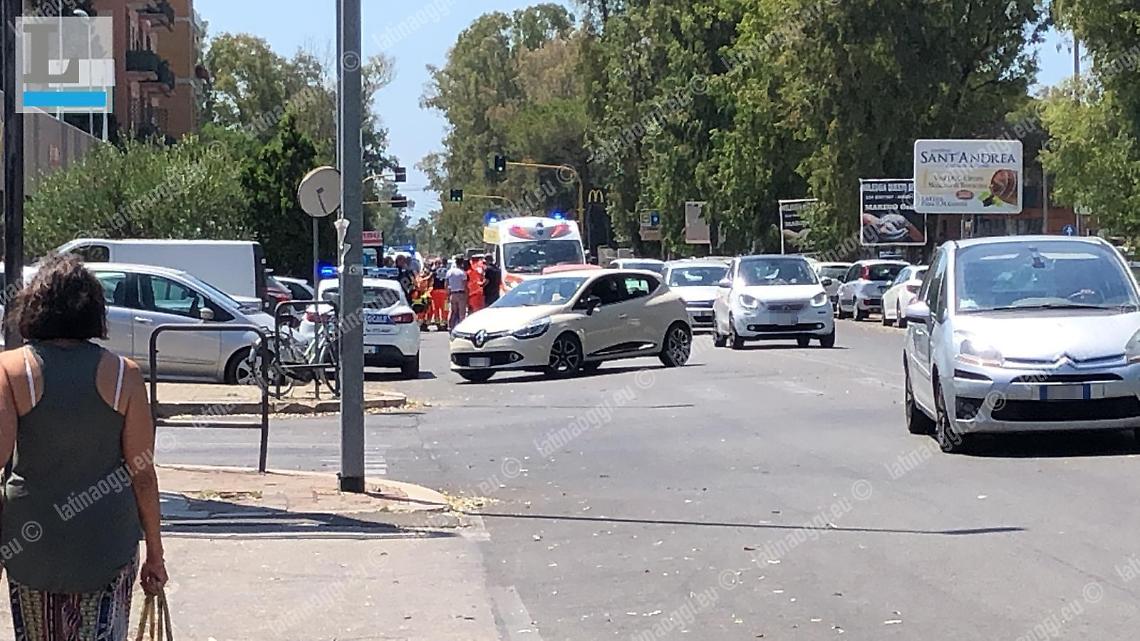 Investita mentre attraversa la strada: donna di 78 anni grave dopo l'incidente
