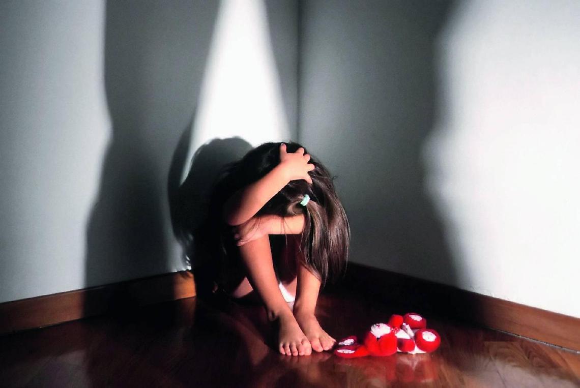 Picchia e violenta la figlia 12enne, condannato a 8 anni