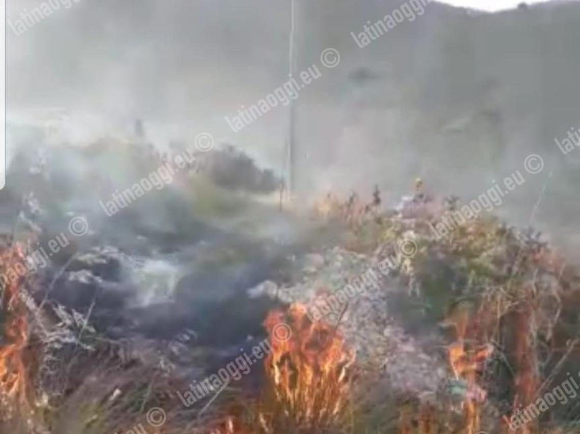 Vasto incendio ai piedi del Monte Lauro, corsa contro il tempo