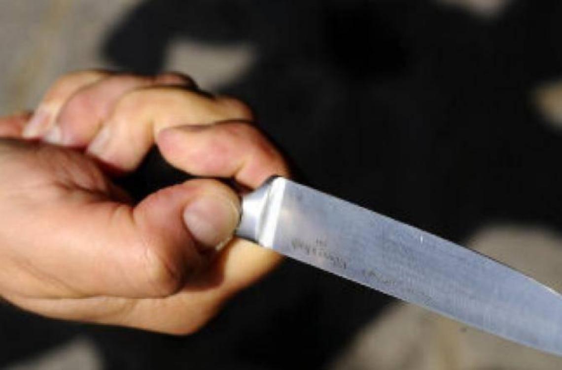 Minaccia la madre con un coltello per la droga: allontanato da casa