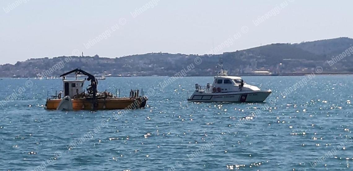 Affonda imbarcazione al largo, terrore a bordo