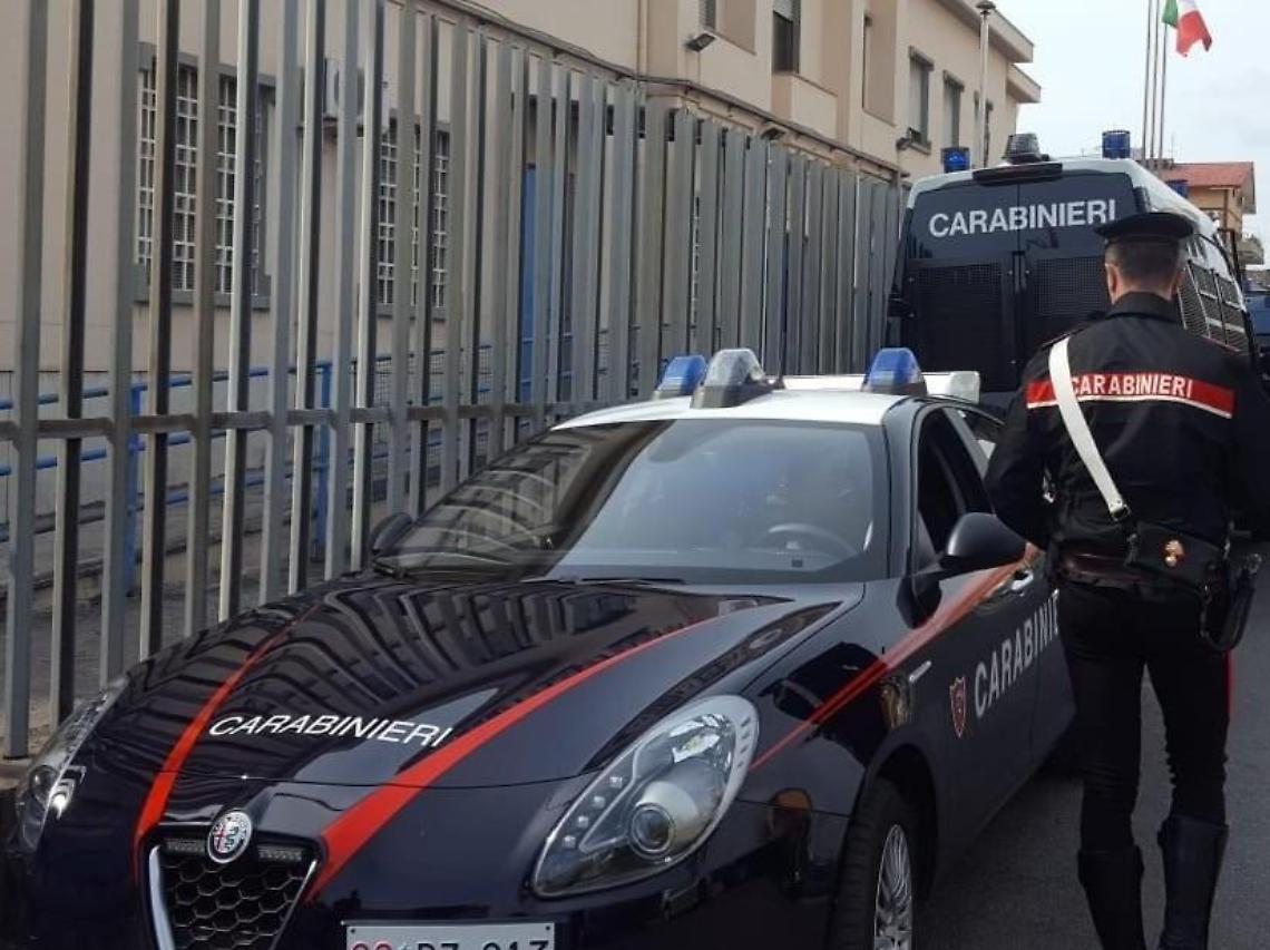 Picchia e minaccia di morte la moglie: arrestato un 38enne